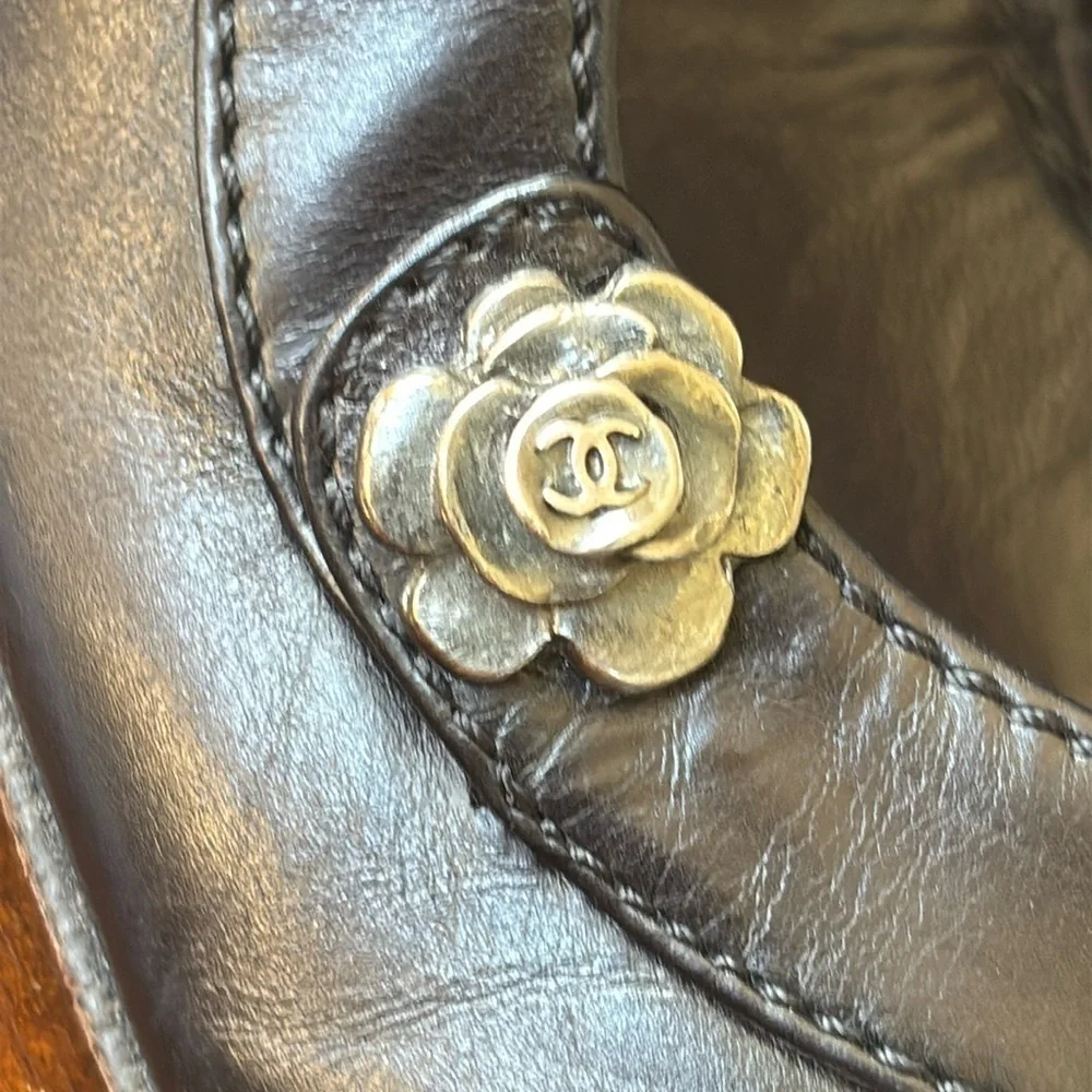 Chanel Black Leather Heels Rounded Toe w/ Floral Metal Logo Accent Made in Italy